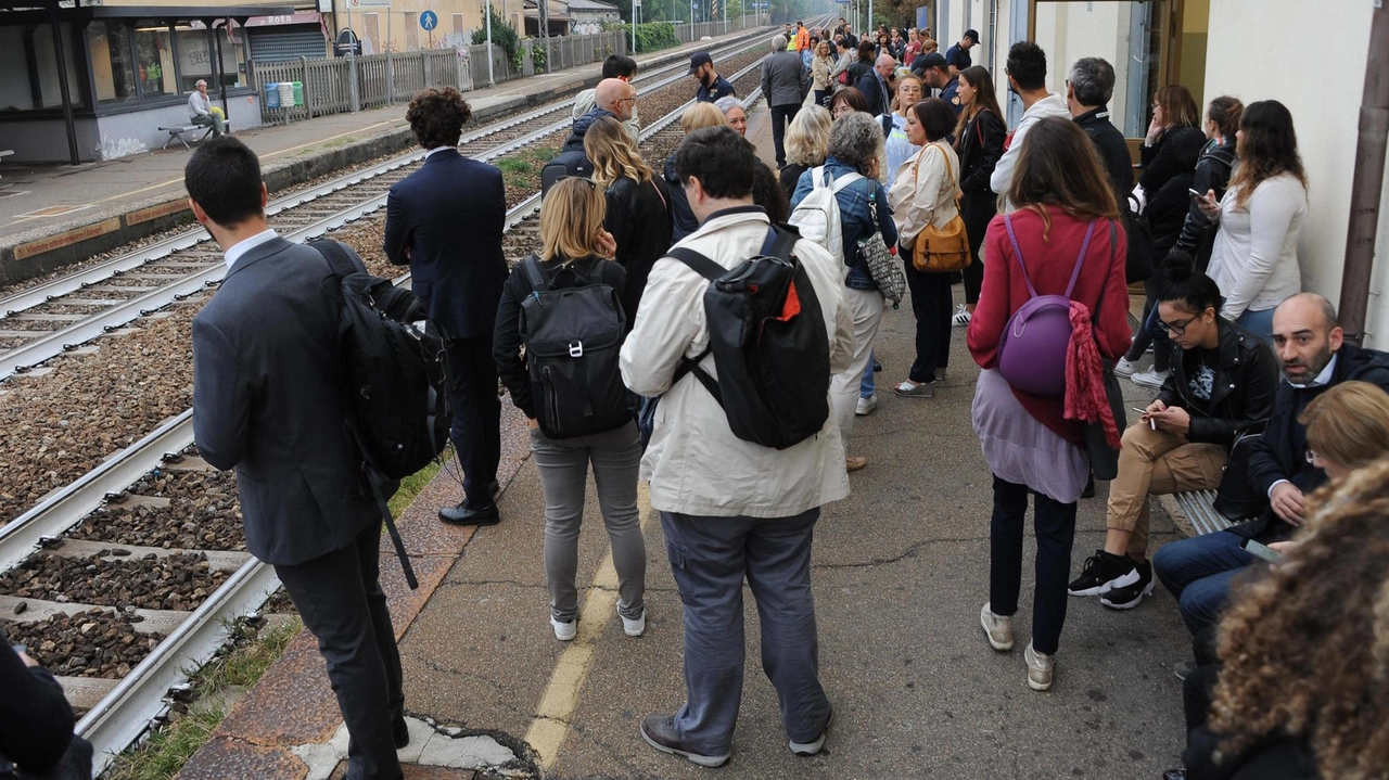 Pendolari trenord, una sera di ordinaria disfunzione in Garibaldi con un occhio alla app e uno al tabellone Pendolari trenord, una sera di ordinaria disfunzione in Garibaldi con un occhio alla app e uno al tabellone
