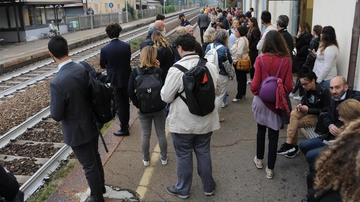 Trenord, la caccia alle corse fantasma. E il convoglio delle 21.45 parte all’orario del successivo