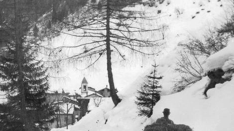 Una quotidianità sospesa fra fatica e bellezza, tra rituali antichi e gesti semplici, che rivelano un mondo che sembra lontano... Una quotidianità sospesa fra fatica e bellezza, tra rituali antichi e gesti semplici, che rivelano un mondo che sembra lontano...
