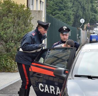 Ruba l’identità a un uomo. Acquista un’auto e la rivende