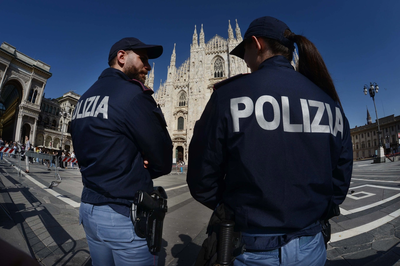 Agenti di polizia in piazza Duomo