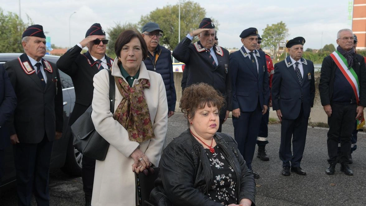 Due familiari dei caduti presenti alla cerimonia: Donatella Tempini sorella. di Federico, morto a vent’anni, e Daniela Lia, figlia di Pietro Due familiari dei caduti presenti alla cerimonia: Donatella Tempini sorella. di Federico, morto a vent’anni, e Daniela Lia, figlia di Pietro