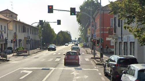 Chi supera sulla sinistra le auto in fila per andare dritto passa di fatto con il rosso Chi supera sulla sinistra le auto in fila per andare dritto passa di fatto con il rosso