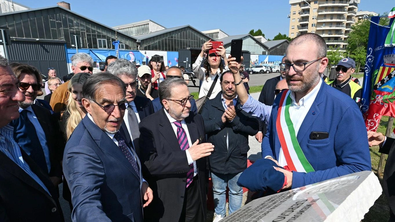 "Vittima dell’odio politico", si legge sul cartello svelato ieri che indica la nuova intitolazione dell’ex piazzale della Stazione: è ora... "Vittima dell’odio politico", si legge sul cartello svelato ieri che indica la nuova intitolazione dell’ex piazzale della Stazione: è ora...