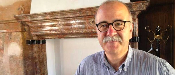 Saltrio, sindaco preso a pugni e gettato a terra: “Io aggredito per l’installazione di un’antenna 5G. Nessuno ci rispetta, ormai dilaga l’inciviltà”