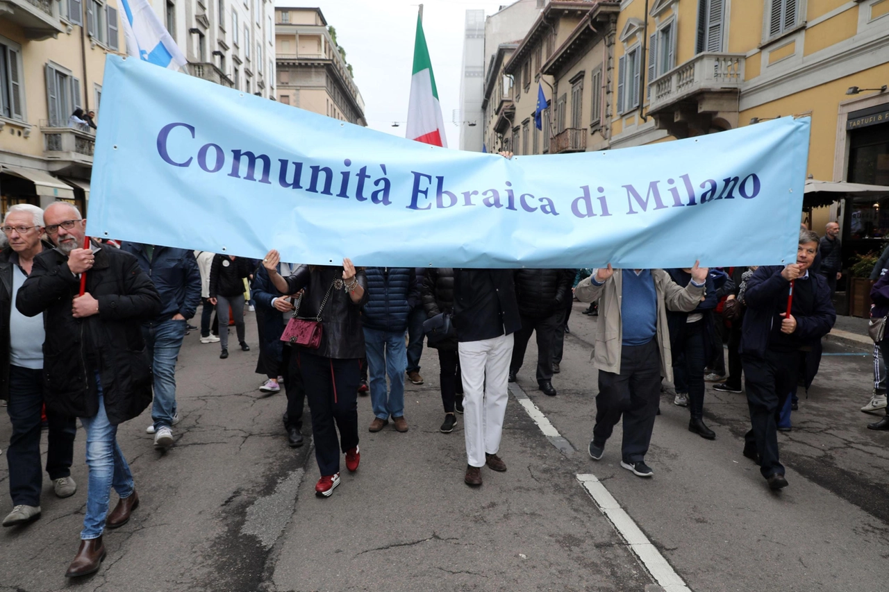 Il passaggio della Brigata Ebraica in corso Venezia a Milano in occasione di una delle ultime manifestazioni del 25 Aprile