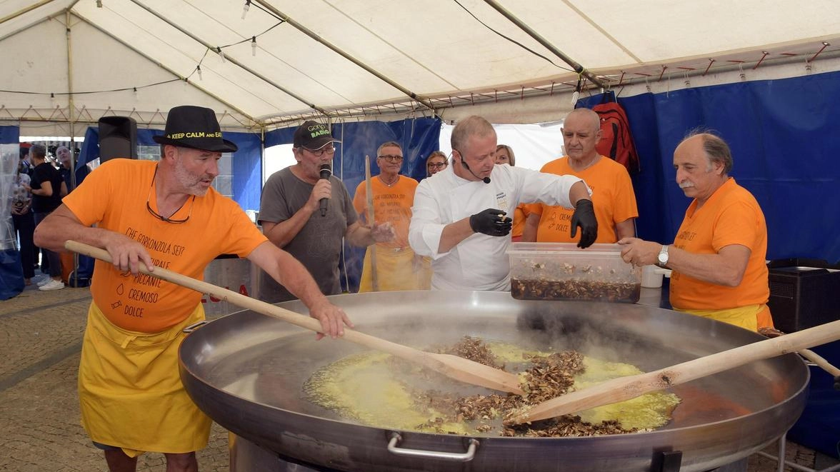 La Sagra nazionale del Gorgonzola Dop coinvolge ogni anno centinaia di volontari e l’intera popolazione della città. Particolarmente apprezzato dalle migliaia di visitatori che affollano gli stand il risotto al gorgonzola La Sagra nazionale del Gorgonzola Dop coinvolge ogni anno centinaia di volontari e l’intera popolazione della città. Particolarmente apprezzato dalle migliaia di visitatori che affollano gli stand il risotto al gorgonzola