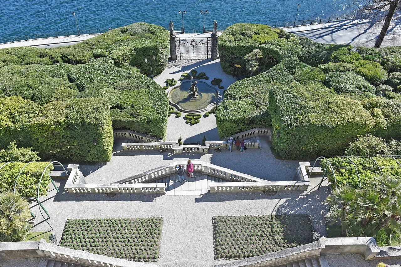 Una suggestiva immagine dall'alto di Villa Carlotta a Tremezzina