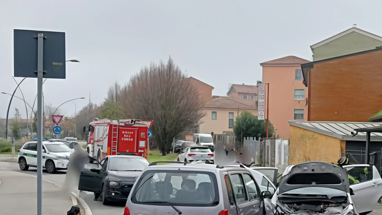 Incidente a Lodi coinvolge tre auto, sei feriti tra cui due bambine. Intervento immediato di soccorso e vigili del fuoco. Nessuna grave conseguenza. Inagibile appartamento per incendio in cucina, nessun ferito. Cause ancora da chiarire. Incidente a Lodi coinvolge tre auto, sei feriti tra cui due bambine. Intervento immediato di soccorso e vigili del fuoco. Nessuna grave conseguenza. Inagibile appartamento per incendio in cucina, nessun ferito. Cause ancora da chiarire.