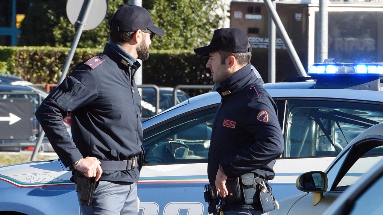 Impugnando una bottiglia rotta e una lattina sventrata, ha tentato di rapinarli: "Se non mi date i soldi vi... Impugnando una bottiglia rotta e una lattina sventrata, ha tentato di rapinarli: "Se non mi date i soldi vi...