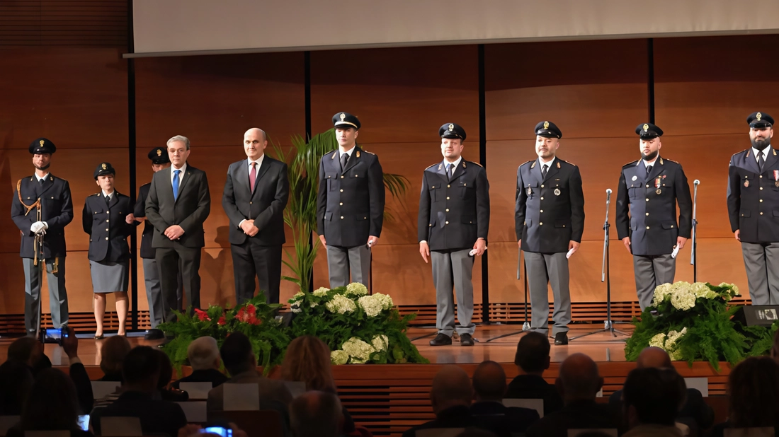 Hanno sgominato organizzazioni criminali e placato risse a mano armata, raffica di encomi e lodi per i poliziotti della...