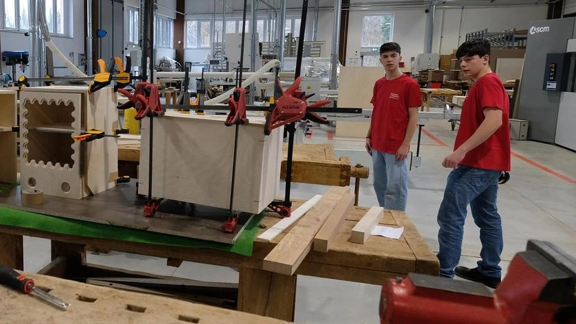 Si specializzano in disegno Cad e in marketing, ma non disdegnano il lavoro manuale. Collaborazioni strette con i creativi del Politecnico e una nuova convenzione con Brera. Si specializzano in disegno Cad e in marketing, ma non disdegnano il lavoro manuale. Collaborazioni strette con i creativi del Politecnico e una nuova convenzione con Brera.