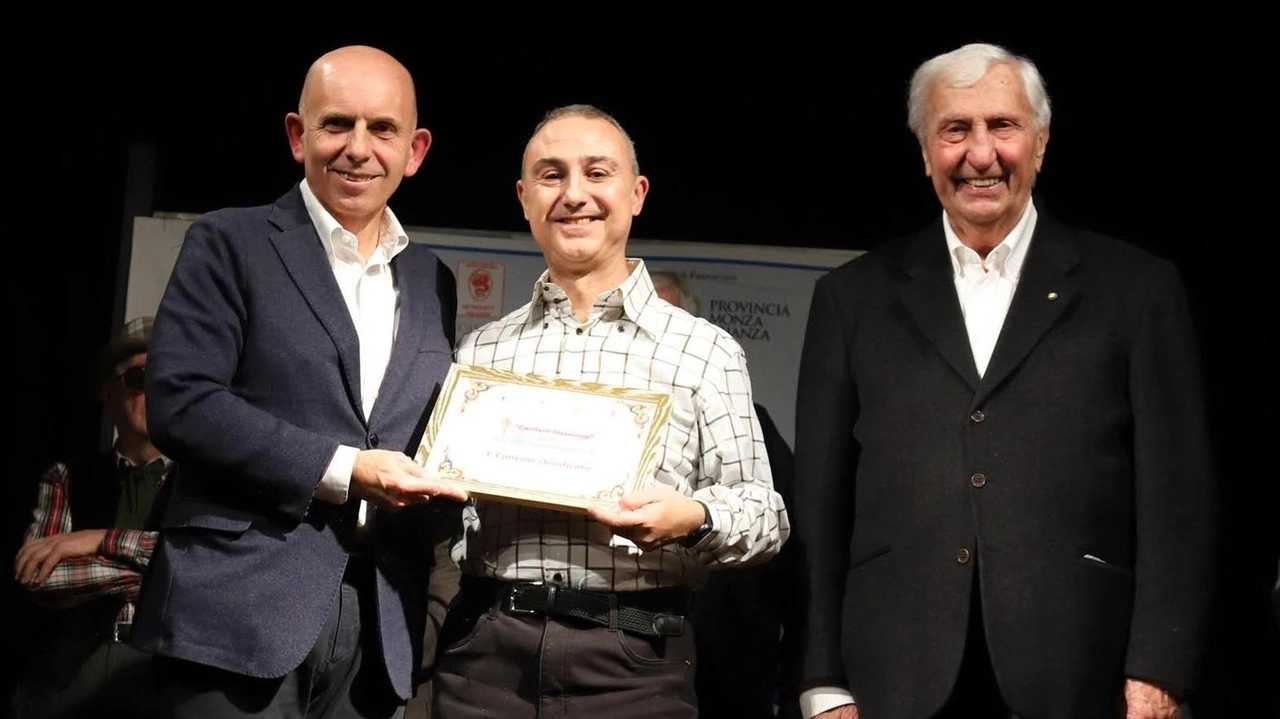 Il cantante Vincenzo Lo Iacona, vincitore della 30esima edizione di Cantem Insemma col brano “Milano in swing“ Il cantante Vincenzo Lo Iacona, vincitore della 30esima edizione di Cantem Insemma col brano “Milano in swing“