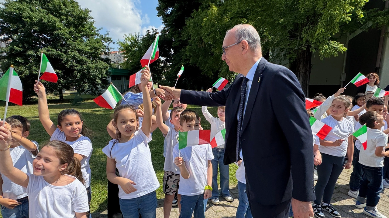 Il Ministro Valditara tra gli studenti dell'istituto comprensivo di via Orchidee Il Ministro Valditara tra gli studenti dell'istituto comprensivo di via Orchidee