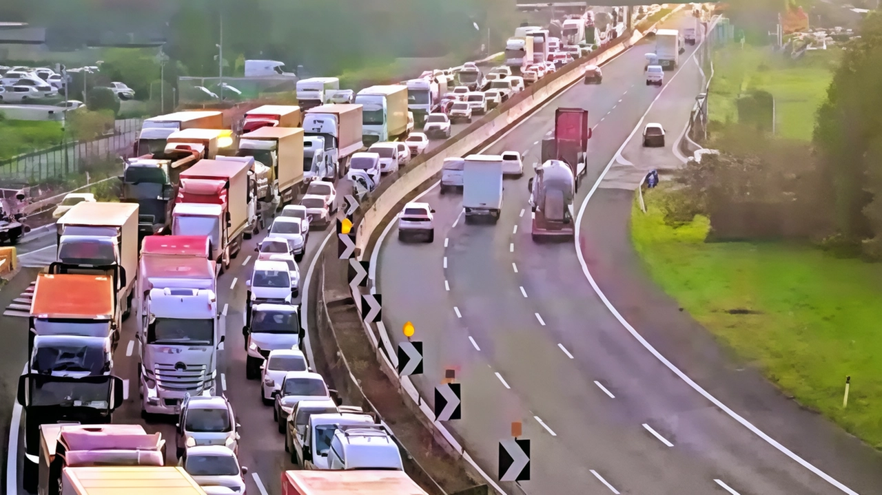Lunghe code sulla A4 per un incidente tra un'auto e un camion (Immagine d'archivio)