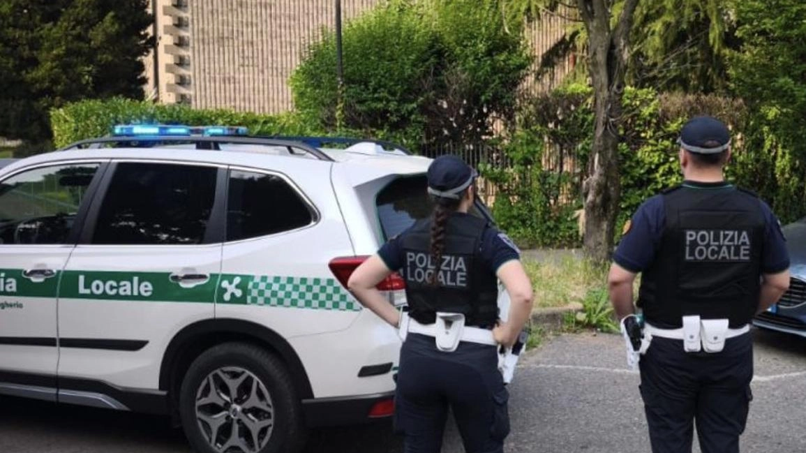 Gli agenti della polizia locale di Brugherio sono incappati nel corso di un giro di perlustrazione nei due giovanissimi graffitari e li hanno fermati Gli agenti della polizia locale di Brugherio sono incappati nel corso di un giro di perlustrazione nei due giovanissimi graffitari e li hanno fermati