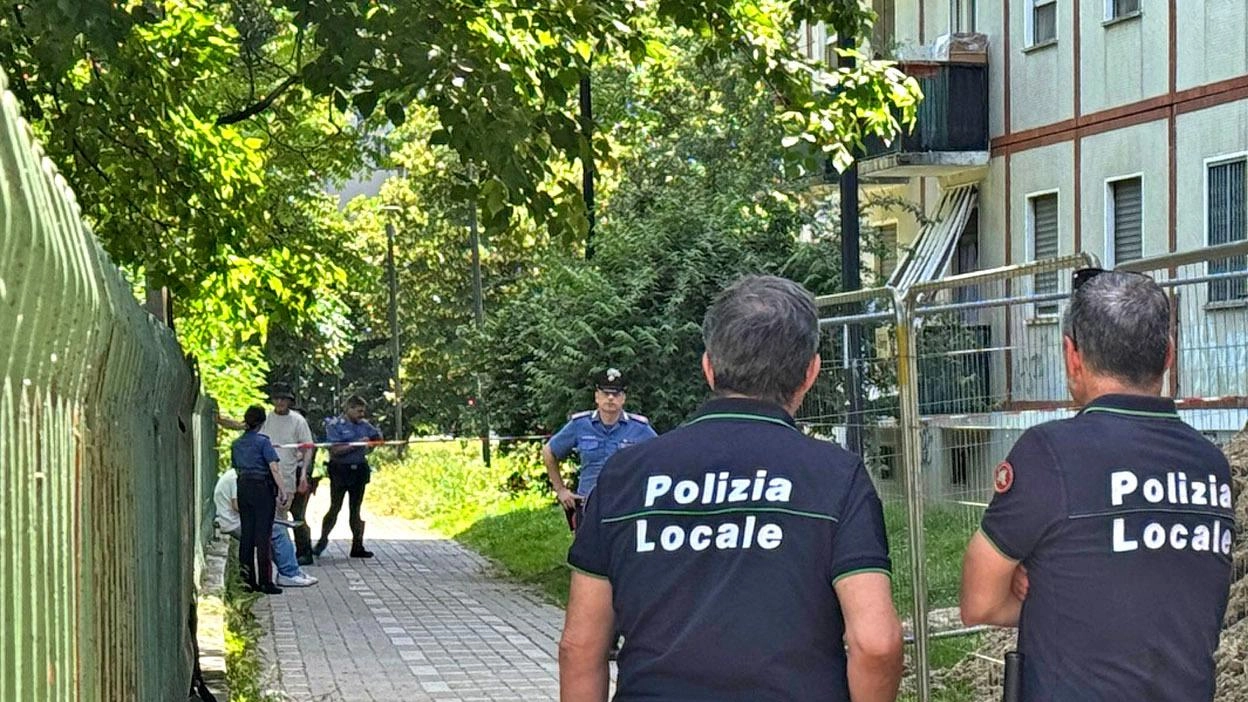 Via dei Glicini, si indaga sull’ipotesi di una spedizione punitiva nell’ambito dello spaccio in strada. Caccia all’esecutore e a quattro presunti complici. "Li abbiamo visti fuggire a piedi...". Via dei Glicini, si indaga sull’ipotesi di una spedizione punitiva nell’ambito dello spaccio in strada. Caccia all’esecutore e a quattro presunti complici. "Li abbiamo visti fuggire a piedi...".