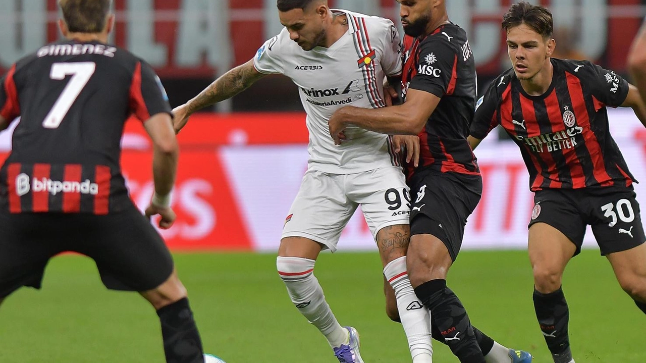 Ruben Loftus-Cheek, schierato sabato a centrocampo da Allegri, prova a contrastare Sanabria durante la sfida contro la Cremonese al Meazza