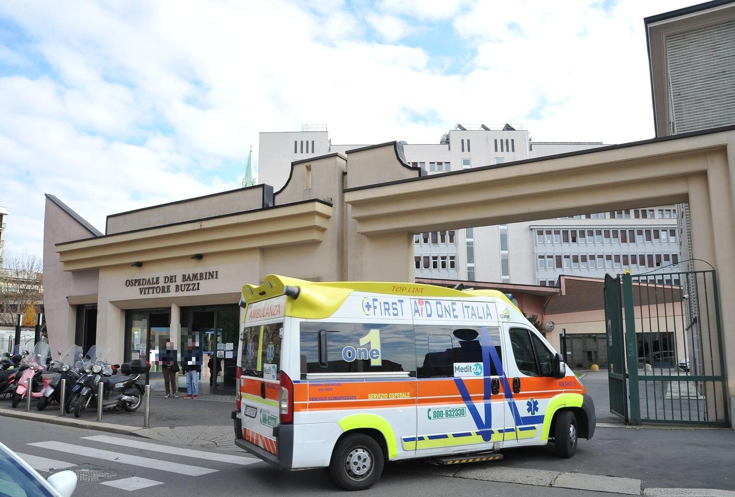 Ragazza di 15 anni grave per meningite: 30 persone sottoposte a profilassi Ragazza di 15 anni grave per meningite: 30 persone sottoposte a profilassi