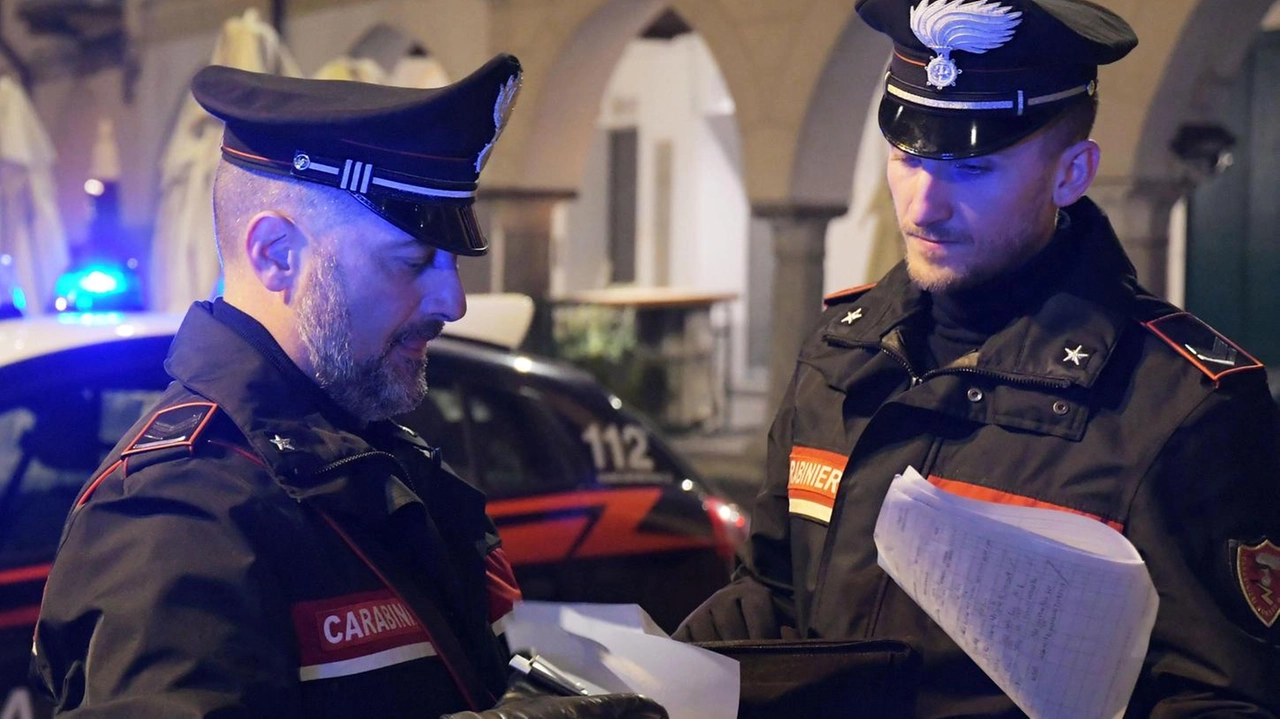 I carabinieri non hanno creduto alle parole dei tre ragazzi Dai controlli sono emerse due buste con la cocaina I carabinieri non hanno creduto alle parole dei tre ragazzi Dai controlli sono emerse due buste con la cocaina