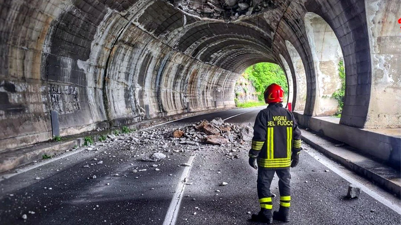 La Sp 72 del lago di Como, costruita tra Lecco e Colico, rappresenta un'impresa colossale del XIX secolo. Guidata dall'ingegner Donegani, la strada militare è un legato dell'imperatore Ferdinando I. La Sp 72 del lago di Como, costruita tra Lecco e Colico, rappresenta un'impresa colossale del XIX secolo. Guidata dall'ingegner Donegani, la strada militare è un legato dell'imperatore Ferdinando I.
