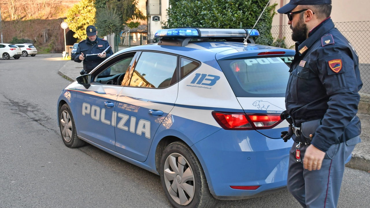 Uno dei cinque giovani è stato subito bloccato dalla polizia e portato in questura Uno dei cinque giovani è stato subito bloccato dalla polizia e portato in questura