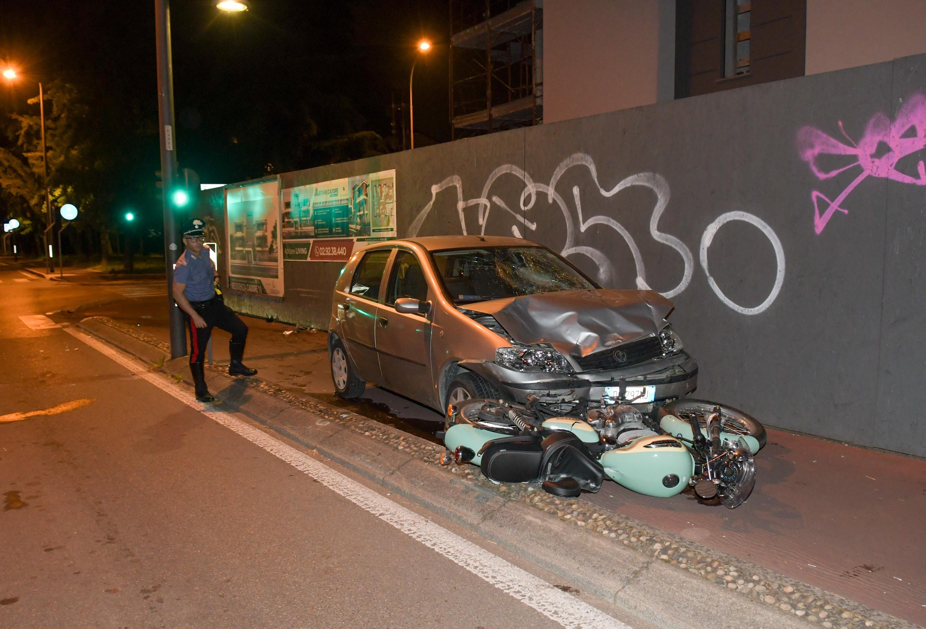 Cernusco sul Naviglio, schianto tra auto e moto: gravissima una donna di 53 anni