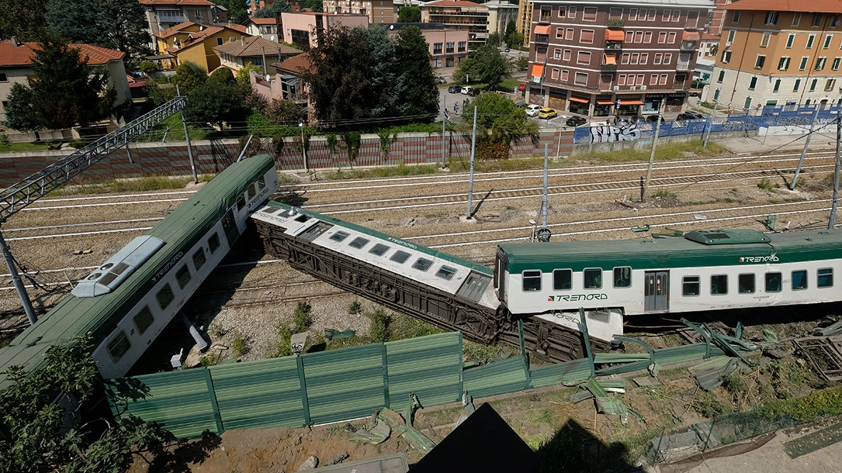 RADAELLI - guzzi Carnate treno fantasma deragliato in stazione