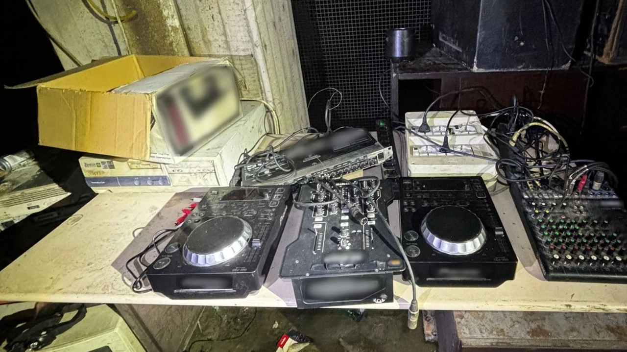 L'attrezzatura sequestrata al rave party L'attrezzatura sequestrata al rave party