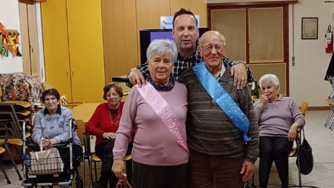 Dal centro anziani al palco. È “Lo SvariEtà“ di Steve con musica, canti e balli Dal centro anziani al palco. È “Lo SvariEtà“ di Steve con musica, canti e balli