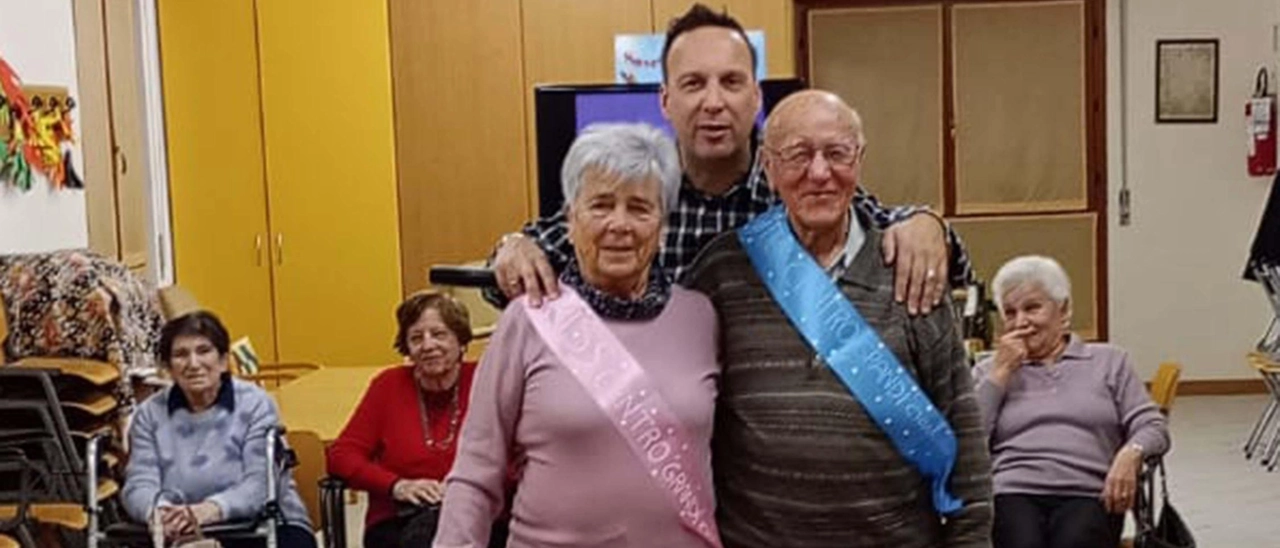 Dal centro anziani al palco. È “Lo SvariEtà“ di Steve con musica, canti e balli