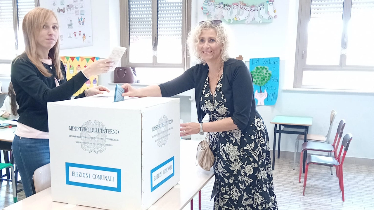 Paola Rossi è la nuova sindaca di Santo Stefano Lodigiano, nella foto mentre vota Paola Rossi è la nuova sindaca di Santo Stefano Lodigiano, nella foto mentre vota