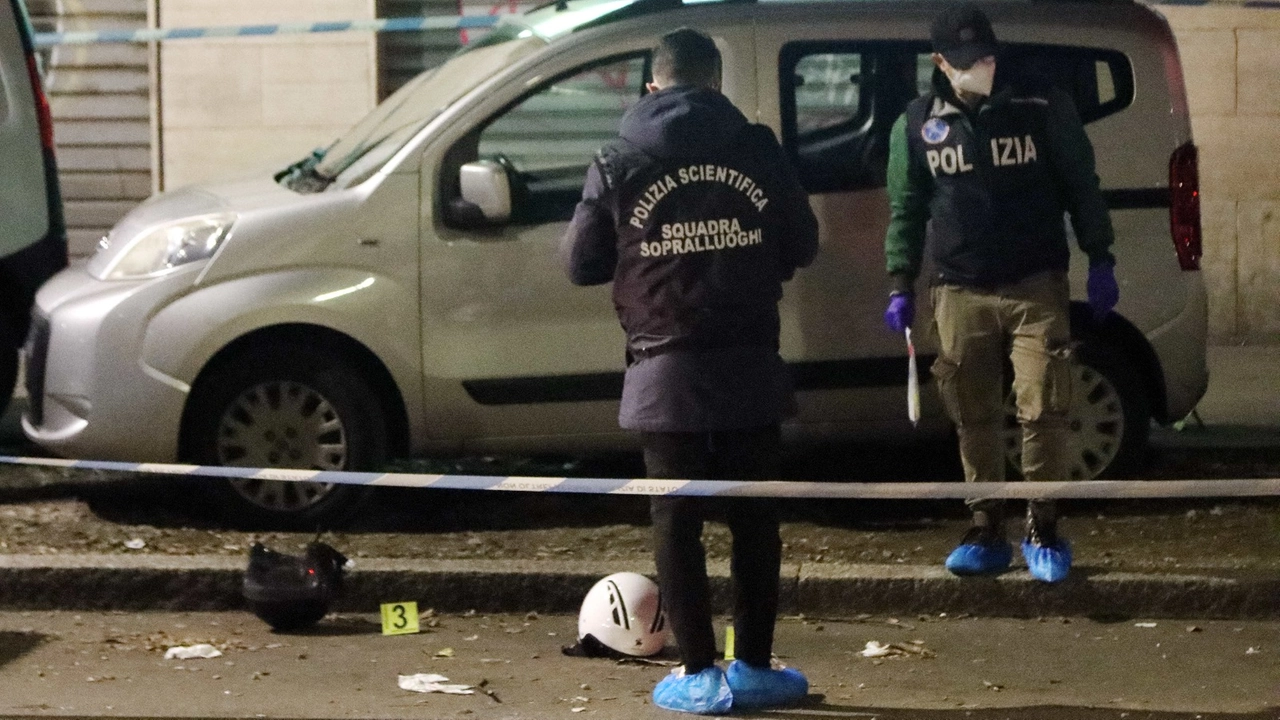 I rilievi della Polizia scientifica in via Sonnino, a due passi da piazzale Accursio I rilievi della Polizia scientifica in via Sonnino, a due passi da piazzale Accursio
