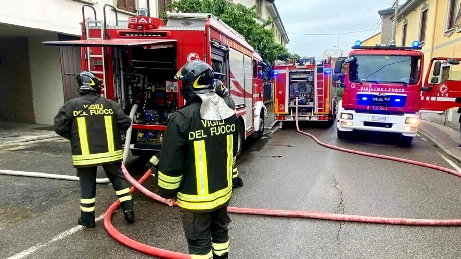 Sul posto diversi mezzi dei vigili del fuoco (foto di repertorio)