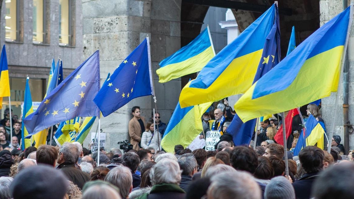 Bandiere ucraine in piazza Mercanti durante la manifestazione organizzata da +Europa (Foto Canella)