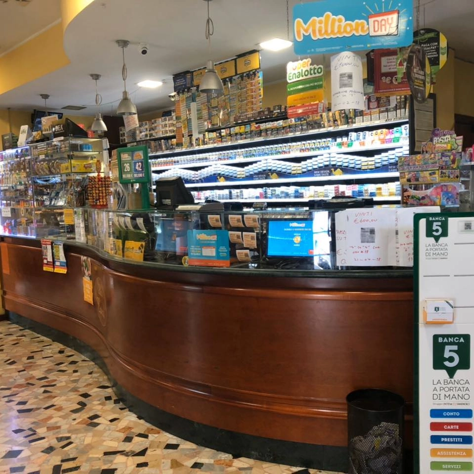L'area del bancone del bar Canzi riservata al SuperEnalotto (da Facebook)