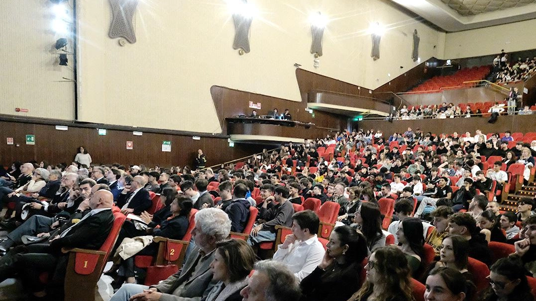 Monza, al Manzoni cinquecento giovani protagonisti del contest promosso dal Comune. Primo premio a pari merito per i progetti realizzati da istituto Hensemberger e Mosè Bianchi. Monza, al Manzoni cinquecento giovani protagonisti del contest promosso dal Comune. Primo premio a pari merito per i progetti realizzati da istituto Hensemberger e Mosè Bianchi.