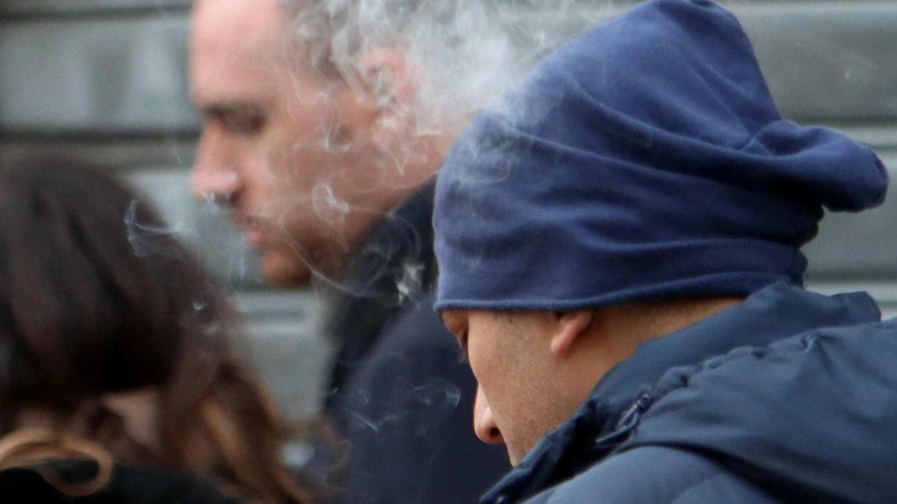 Tabacco consentito solo a 10 metri da altre persone. Stessa regola anche per i dehors. La vicesindaca: "Indicazione per cambiare abitudini". Il vicepremier Salvini: "Esagerato". Tabacco consentito solo a 10 metri da altre persone. Stessa regola anche per i dehors. La vicesindaca: "Indicazione per cambiare abitudini". Il vicepremier Salvini: "Esagerato".