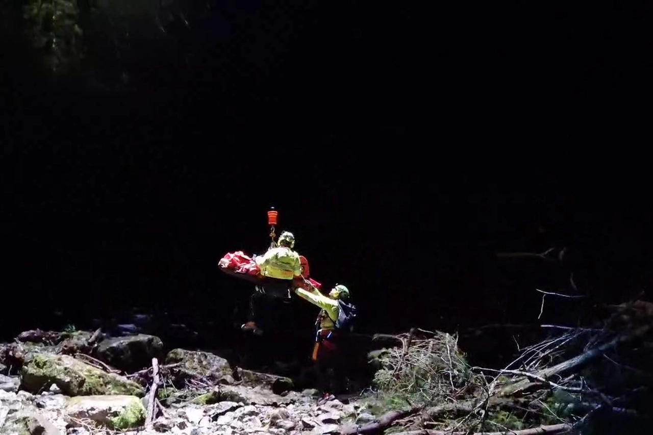 Un fermoimmagine del video del salvataggio del Soccorso alpino