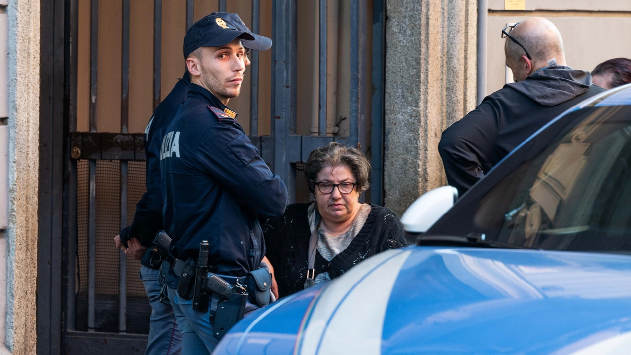 La polizia nello stabile di via Verro 46 dove è stata uccisa Teresa Emma Meneghetti, 82 anni