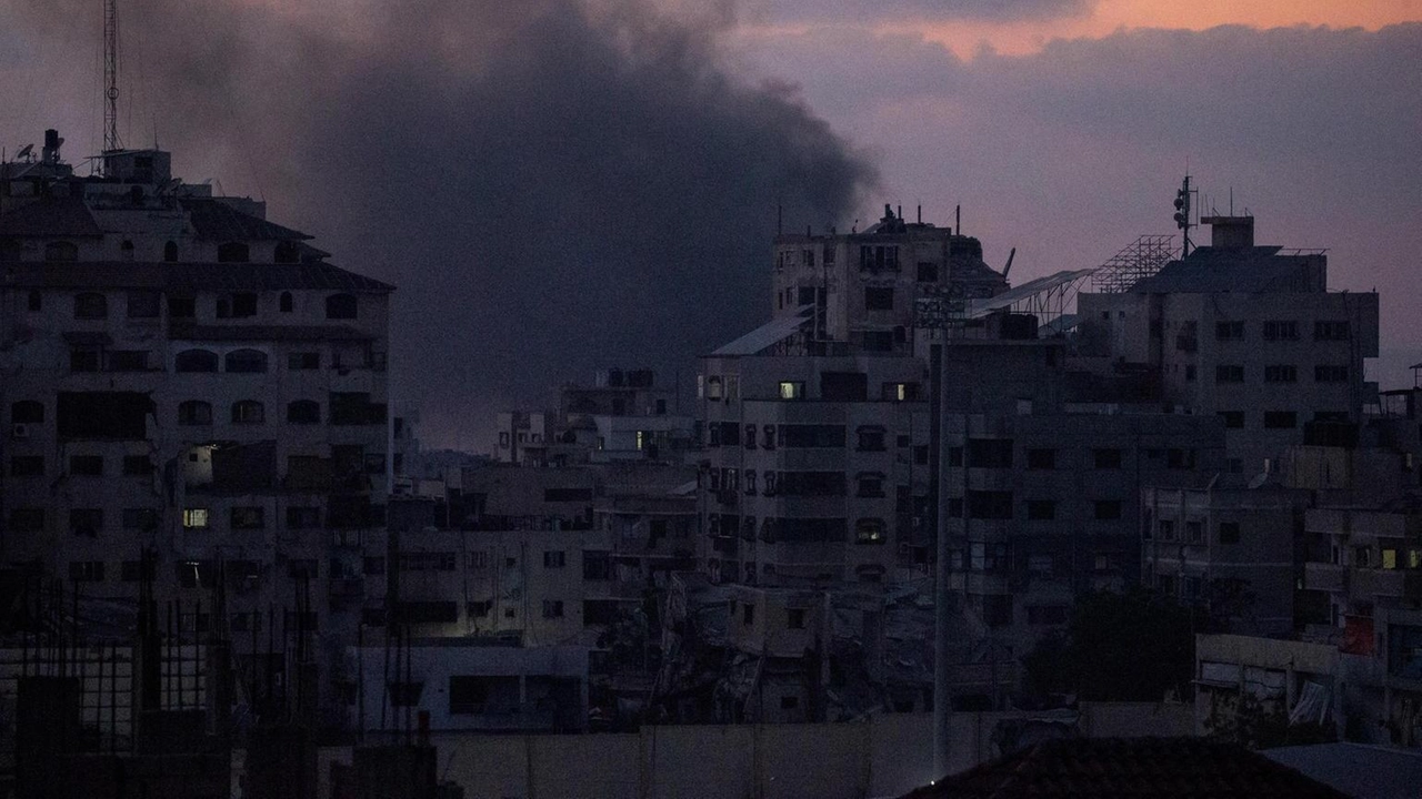 Lanciati una serie di attacchi aerei e di artiglieria a Gaza Lanciati una serie di attacchi aerei e di artiglieria a Gaza