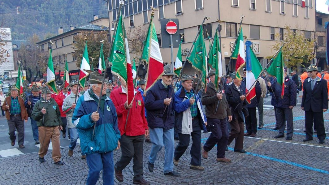 Sondrio, l’ammassamento è previsto nel primo pomeriggio in piazza. I futuri periti del Mattei premiati per un video sulla storia delle penne nere.
