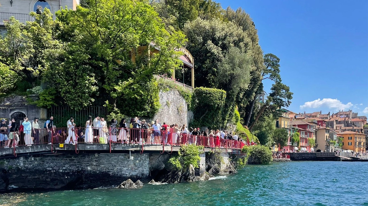 La famosa Passeggiata degli innamorati di Varenna invasa dai turisti La famosa Passeggiata degli innamorati di Varenna invasa dai turisti