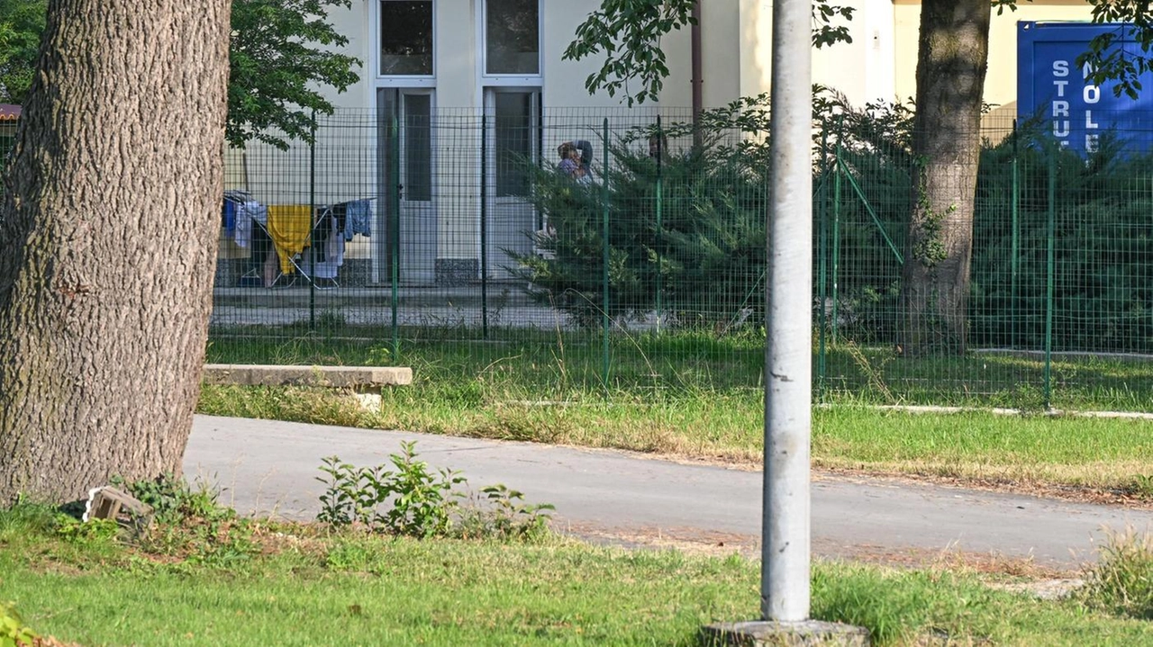 Il centro per migranti di via Cadorna è gestito dalla Croce Rossa e ospita 58 profughi su 60 posti