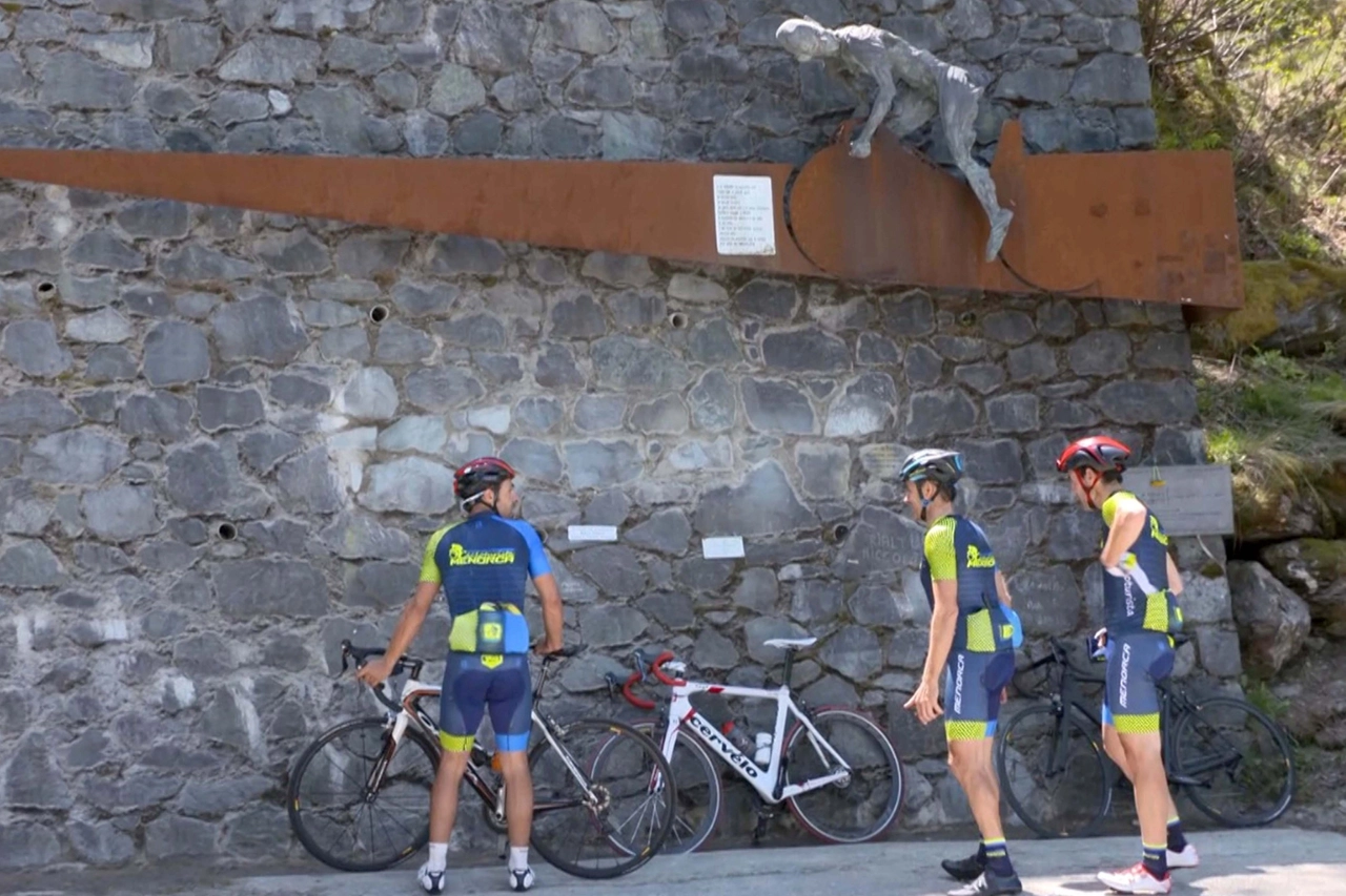 Il monumento dedicato a Pantani lungo la salita al Mortirolo
