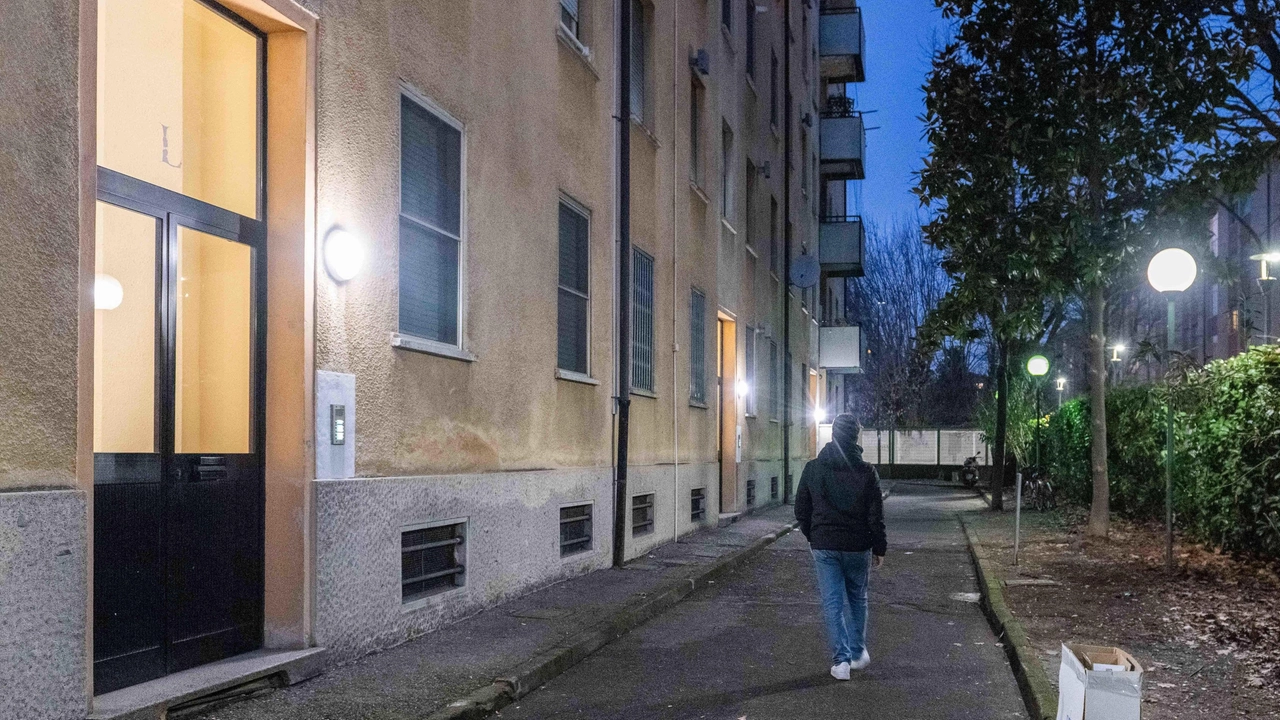 La segnalazione di un residente, che vede "facce sospette" nell’atrio della palazzina popolare in cui vive. Poi l’intervento della polizia... La segnalazione di un residente, che vede "facce sospette" nell’atrio della palazzina popolare in cui vive. Poi l’intervento della polizia...