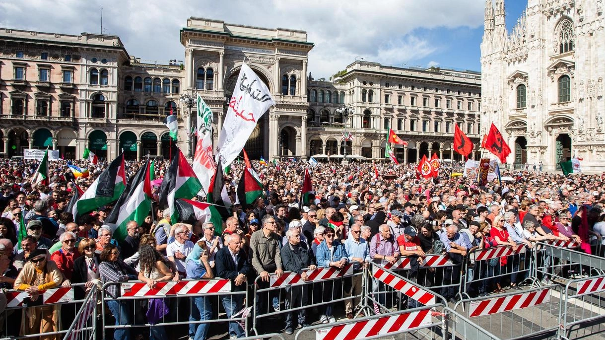 Il segretario della Cgil: "Diciamo con sobrietà che non accettiamo lezioni di democrazia". La partigiana Girardelli: "Quando sento la parola fascismo, tremo. Ora e sempre Resistenza".