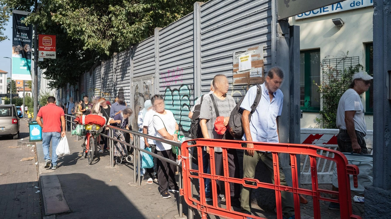Anche vigilantes e informatici precari in fila in viale Toscana ritirare i pacchi alimentari Anche vigilantes e informatici precari in fila in viale Toscana ritirare i pacchi alimentari