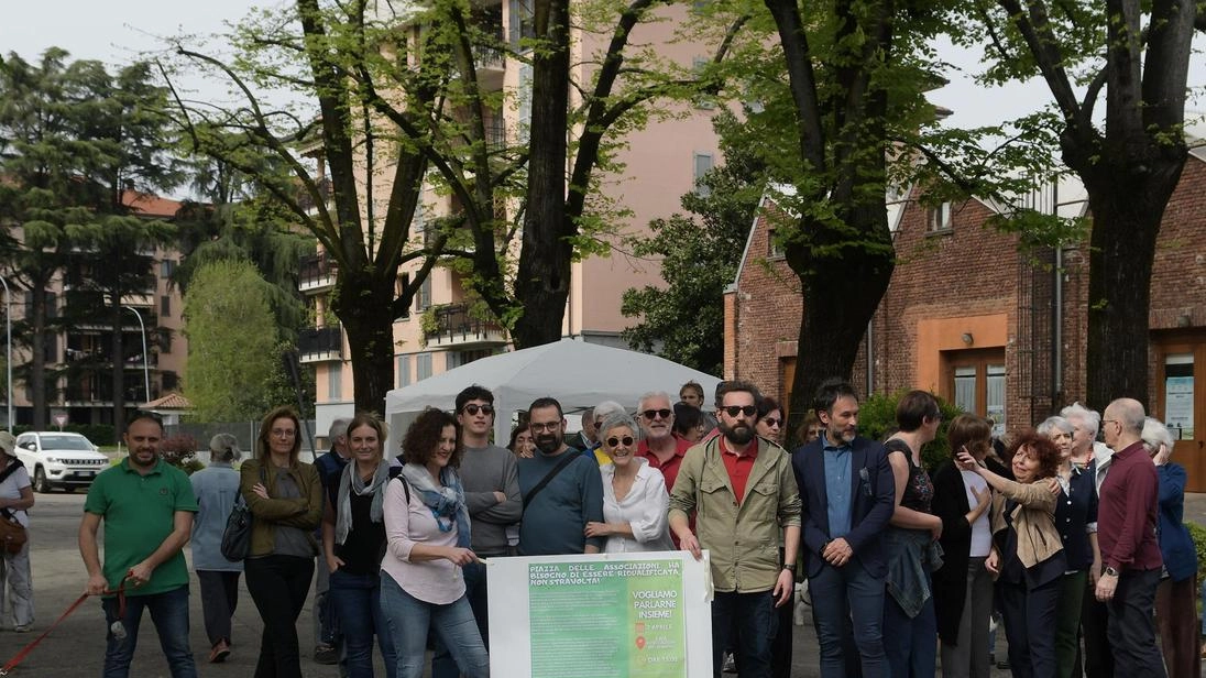 Messa di requiem per gli undici, imponenti tigli di piazza delle Associazioni: il Comune conferma la decisione di abbatterli... Messa di requiem per gli undici, imponenti tigli di piazza delle Associazioni: il Comune conferma la decisione di abbatterli...