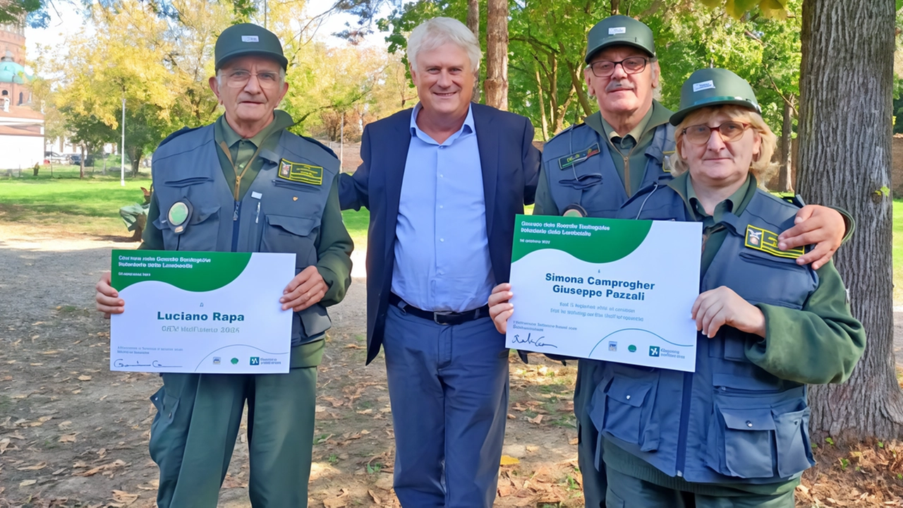 Tre Gev premiati a Cremona per il loro impegno nel Parco agricolo Sud Milano. Luciano Rapa, il più anziano, ha dedicato 40 anni alla tutela della natura. Giuseppe Pazzali e Simona Campregher, coppia di volontari, si distinguono per il loro impegno nella difesa dell'ambiente e nel recupero della fauna. Tre Gev premiati a Cremona per il loro impegno nel Parco agricolo Sud Milano. Luciano Rapa, il più anziano, ha dedicato 40 anni alla tutela della natura. Giuseppe Pazzali e Simona Campregher, coppia di volontari, si distinguono per il loro impegno nella difesa dell'ambiente e nel recupero della fauna.